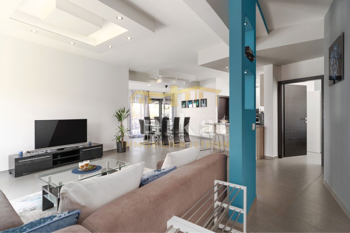 Moderna dvojna hiša s bazenom in pogledom na morje